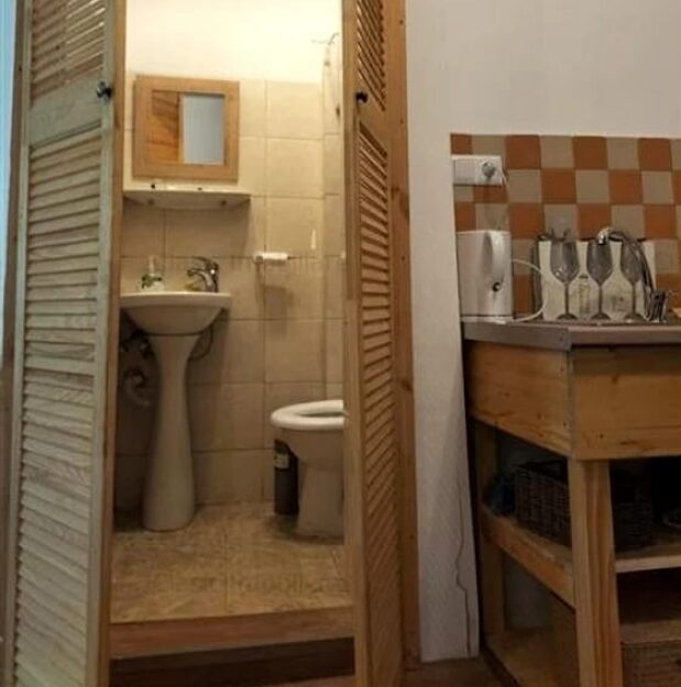 Garsonieră cu toaleta în dulap, scoasă la vânzare cu o sumă ireală! CÂȚI BANI a cerut proprietarul