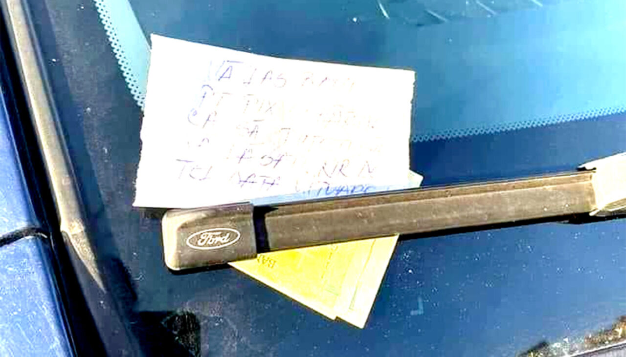 Cum s-a RĂZBUNAT un ieșean pe șoferul care i-a ocupat locul de parcare. I-a lăsat 2 lei și un bilețel fabulos pe parbriz: „Vă las bani pentru…”