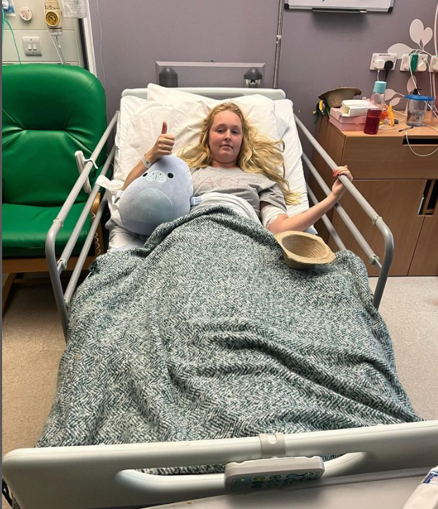 BOALA cumplită de care suferă o tânără căreia inițial i se spusese că este ”prea stresată”: „Credeau că e doar în capul meu”