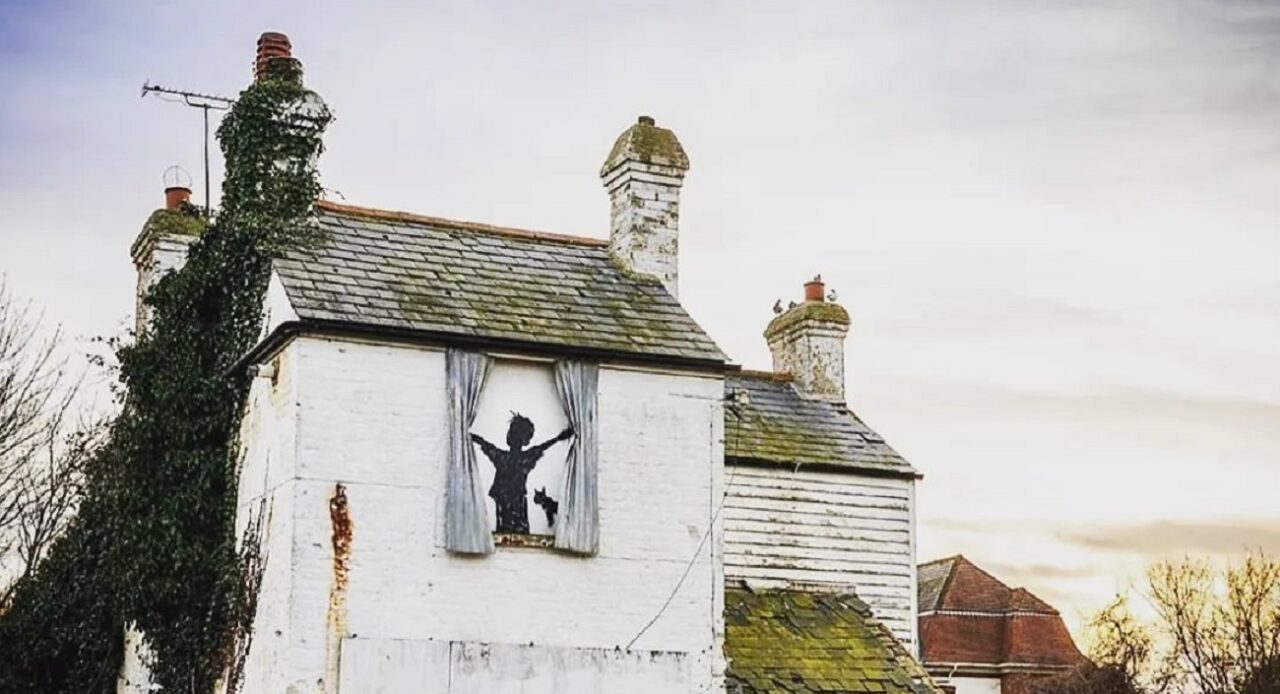O fermă britanică veche de 500 de ani cu o lucrare Banksy a fost demolată