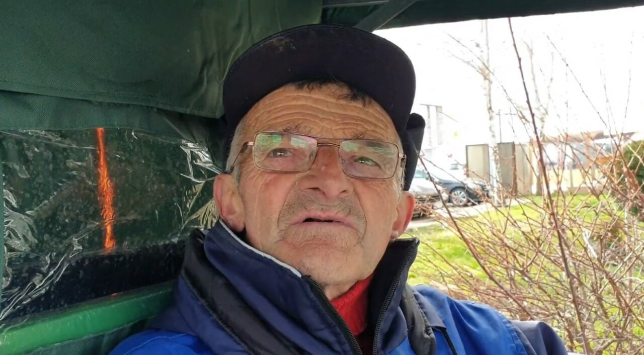Moșu’ nu se ferește de MUNCĂ, deși are 70 de ani. Strânge gunoaiele din parcarea aeroportului: „Mie îmi place să fac”