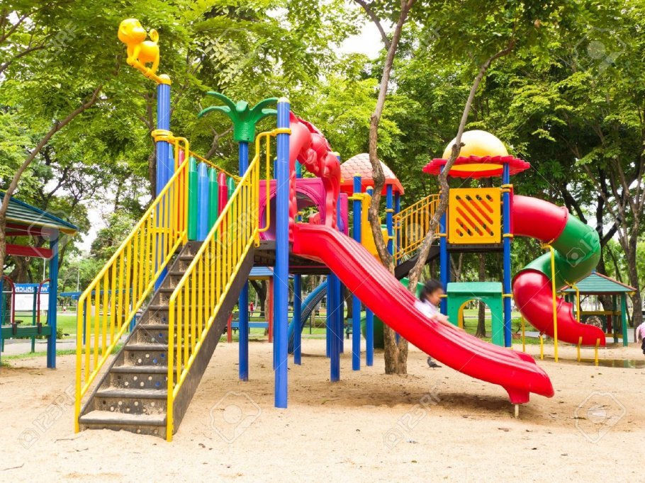 Momente de frică într-un parc! Un CRIMINAL s-a așezat pe o bancă și a început să fotografieze copiii. Ce au găsit polițiștii asupra bărbatului