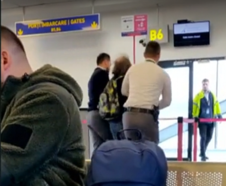 VIDEO: Scandalagiu ÎNCĂTUȘAT pe Aeroportul din Cluj-Napoca. Bărbatul s-a urcat beat într-un avion și a deranjat mai mulți pasageri