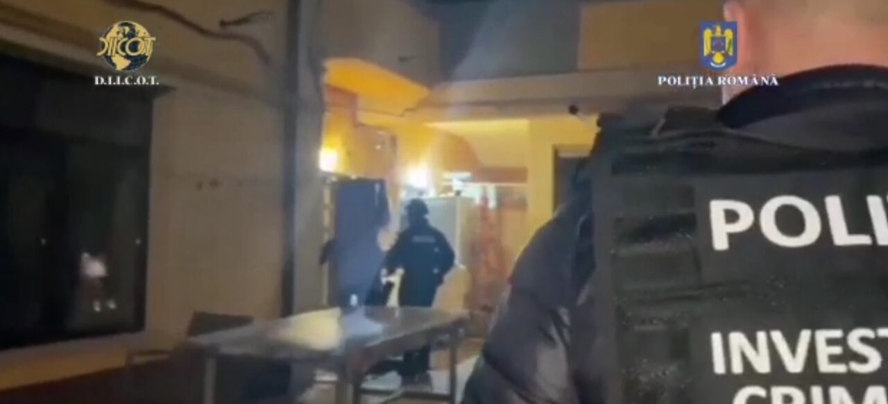 Percheziții în Brașov și Bacău! Câștigători la jocurile de noroc, AMENINȚAȚI ȘI BĂTUȚI crunt pentru a nu-și lua banii. 13 persoane au fost arestate