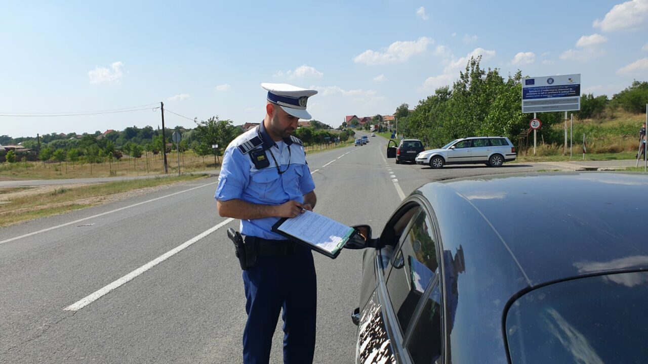 Șofer prins gonind cu 210 km/h pe A1. Ce AMENDĂ i-au dat polițiștii