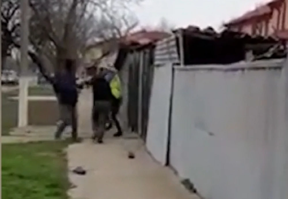 VIDEO | Trei poliţişti din Brăila, atacați de bărbatul pe care încercau să-l imobilizeze. Suspectul vandalizase maşina unei vecine