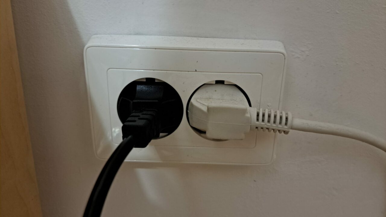 Electrocasnicele CONSUMĂ curent chiar și închise, când sunt lăsate în priză. Cum s-ar putea reduce factura anuală