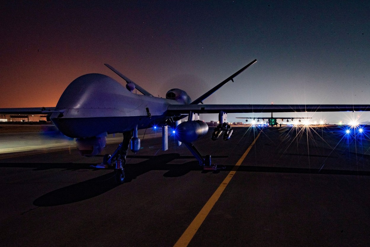 O dronă americană și o aeronavă rusească s-au CIOCNIT deasupra Mării Negre