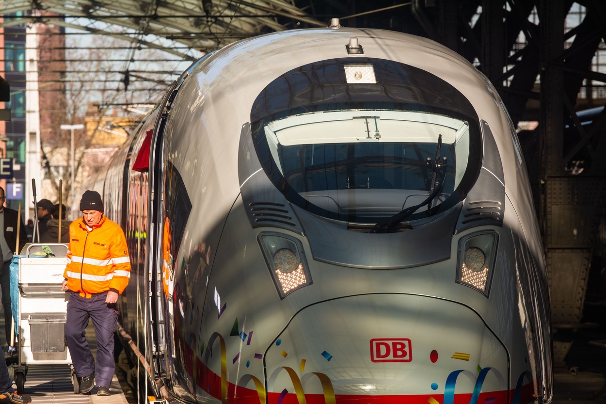 GERMANIA: Zeci de trenuri au înregistrat întârzieri uriașe după ce mai mulți români și-au instalat corturile pe calea ferată. Două persoane au fost arestate