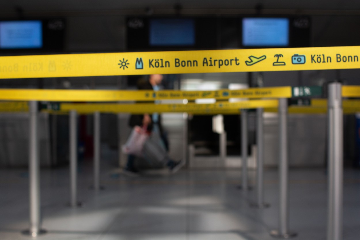 Incident ȘOCANT pe aeroportul german Köln-Bonn! Un bărbat a intrat cu mașina în mai multe persoane