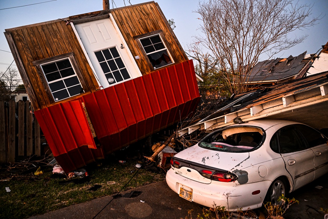 FOTO | Tornadă devastatoare în Mississippi! Cel puțin 25 morți, orașe întregi devastate