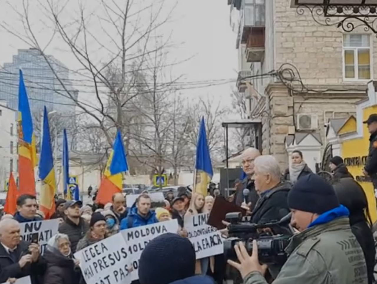PROTEST al comuniştilor şi socialiştilor în faţa Curţii Constituţionale de la Chişinău în apărarea ”limbii moldoveneşti”: ”Noi vorbim moldoveneşte!”