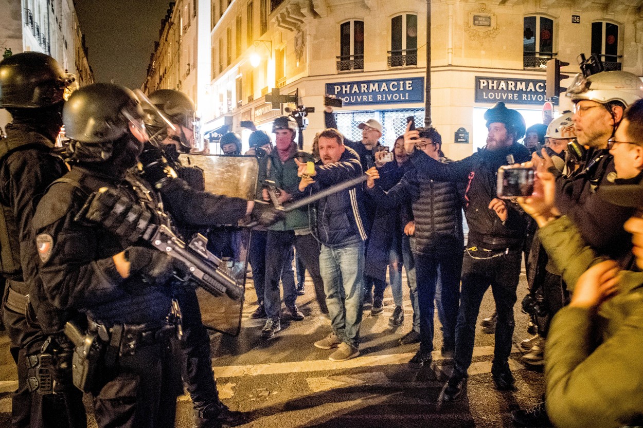 Noi proteste violente în Franța după ce Guvernul a supraviețuit unei moțiuni de cenzură. Zeci de persoane au fost arestate