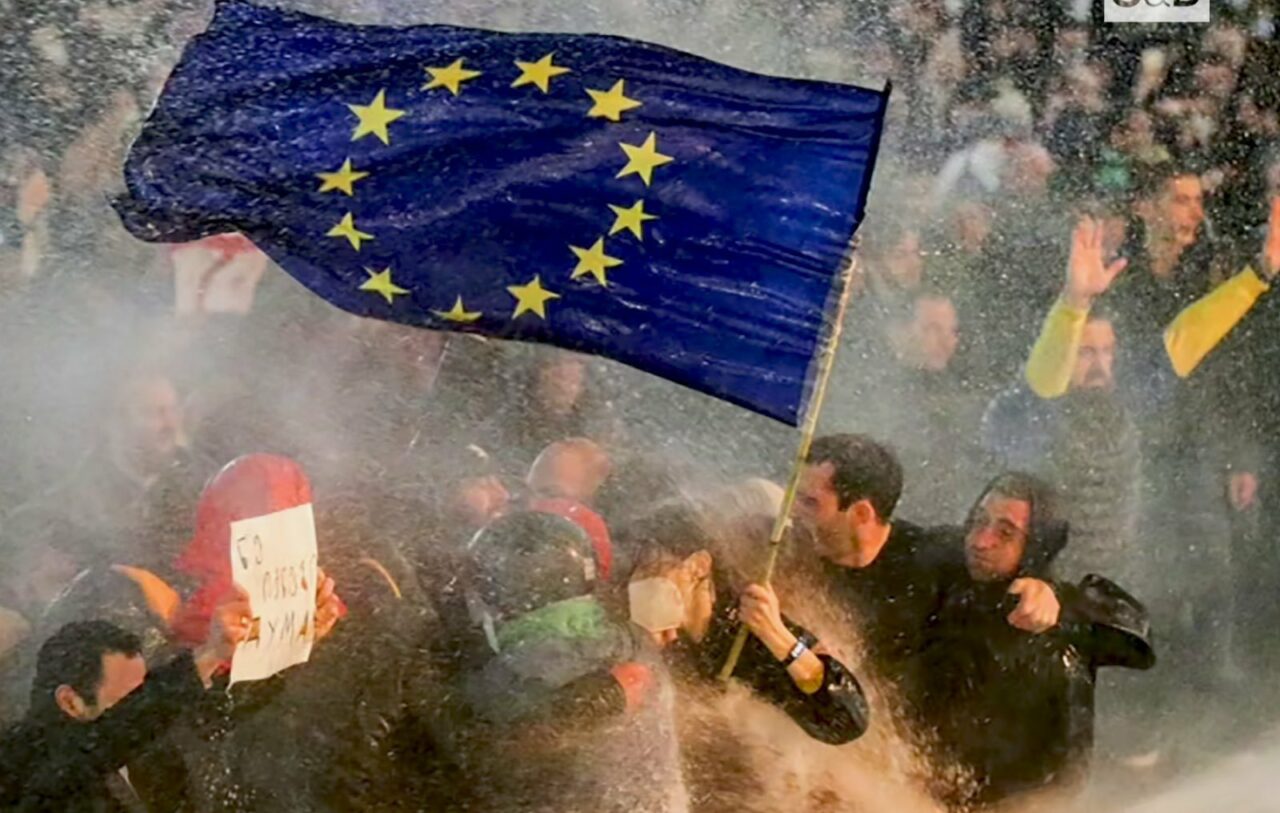 Georgia: Gaze şi tunuri cu apă împotriva miilor de opozanţi ai unei legi represive / Partidul de guvernământ renunță la proiectul privind agenții străini, în urma protestelor violente din ultimele două zile – FOTO – VIDEO
