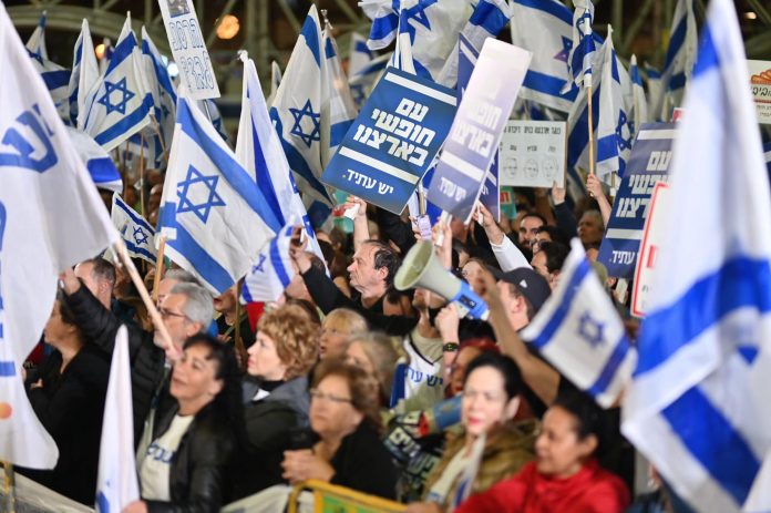 Protestele au luat amploare în Israel, după ce Netanyahu l-a DEMIS pe ministrul Apărării