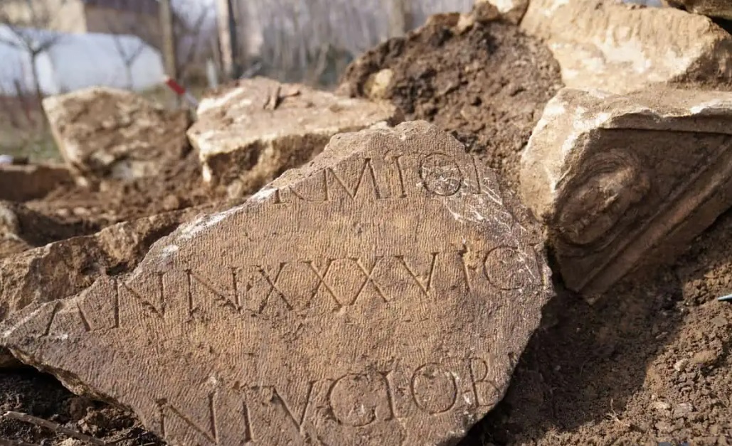Sarcofag roman rar, vechi de 1700 de ani, DISTRUS cu excavatorul în cimitirul din Alba Iulia: „Este excavatorist. Dă de pietre, le scoate!”