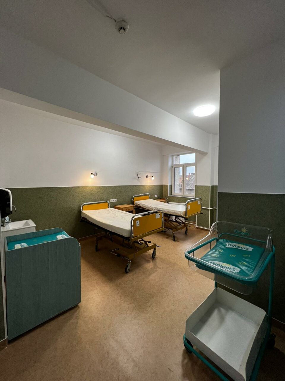 FOTO: Un medic a renovat din fonduri PROPRII un salon al Secţiei Obstetrică- Ginecologie de la Spitalul Judeţean Arad / Cât a costat și cum arată