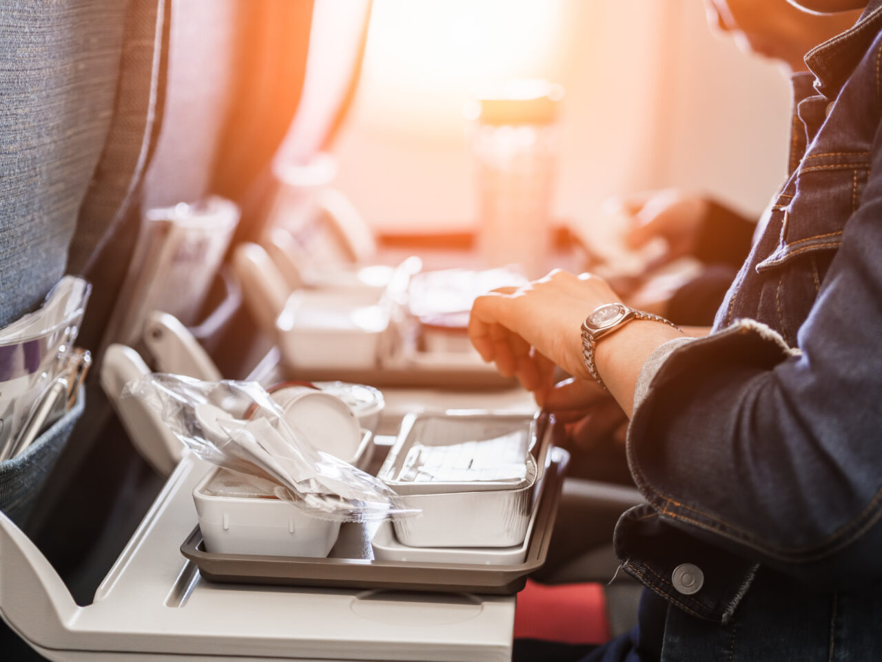 Ce alimente NU TREBUIE să mănânci niciodată în avion. Mulți dintre noi facem aceste greșeli