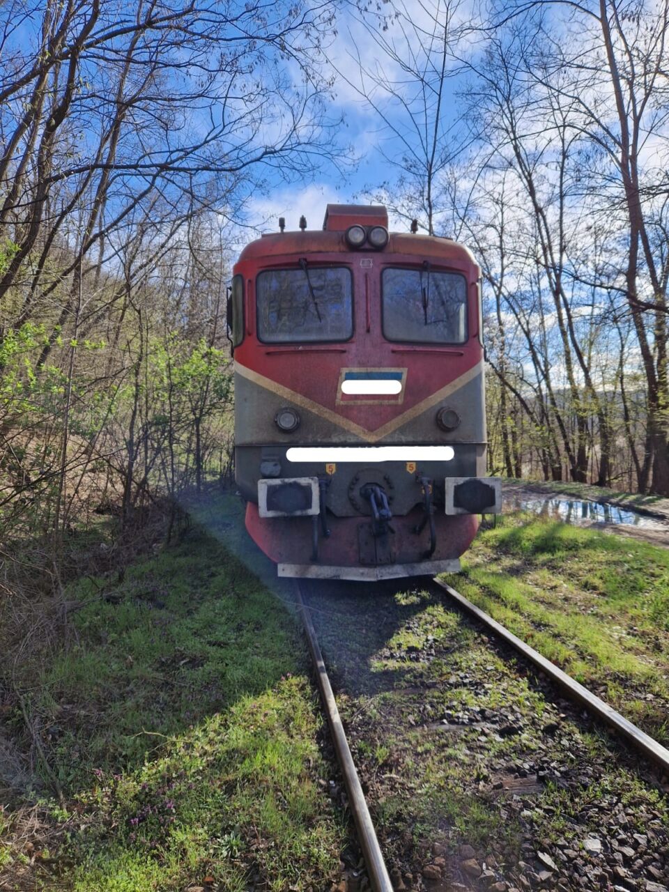 FOTO: Un nou accident feroviar: Locomotiva unui tren cu 25 de vagoane încărcate cu cărbune a DERAIAT. Două tone de motorină s-au scurs în pământ