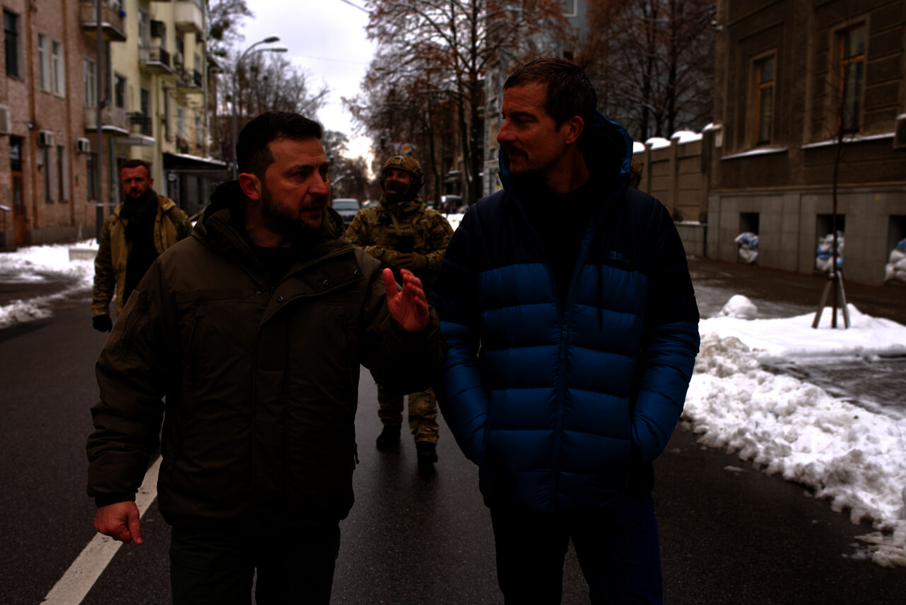 „Bear Grylls și Președintele Zelenski: Zona de război”, un DOCUMENTAR UNIC, pe 26 martie, la Discovery Channel