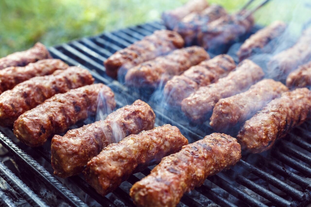 Greșeala pe care mulți români o fac la GRĂTAR. Când se pune carnea pe grill