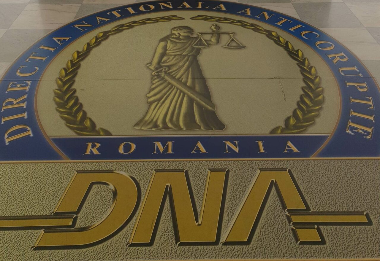 Inspector de stat în construcţii din Bucureşti, REȚINUT pentru luare de mită, trafic de influenţă şi fals intelectual