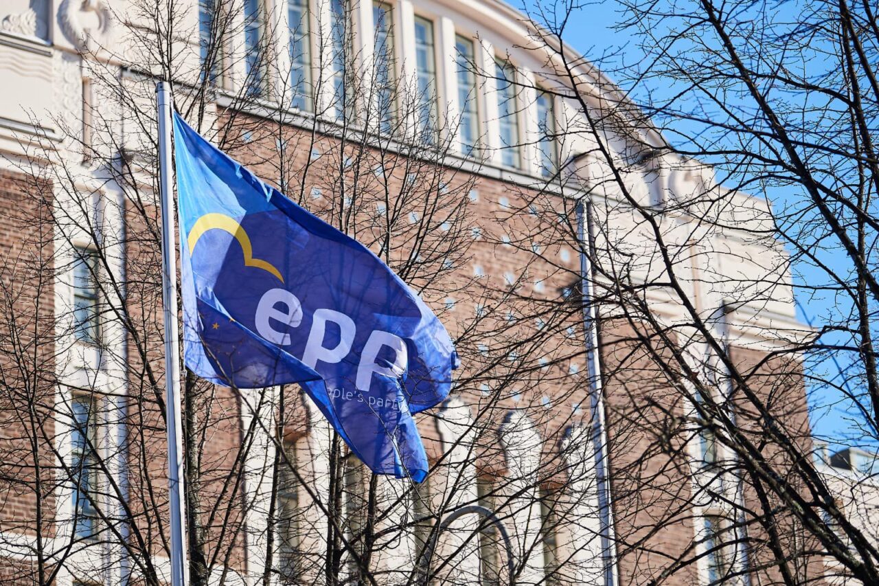 Sediul PPE, din Bruxelles, luat cu asalt de „mascați”! Pe cine au vizat PERCHEZIȚIILE procurorilor