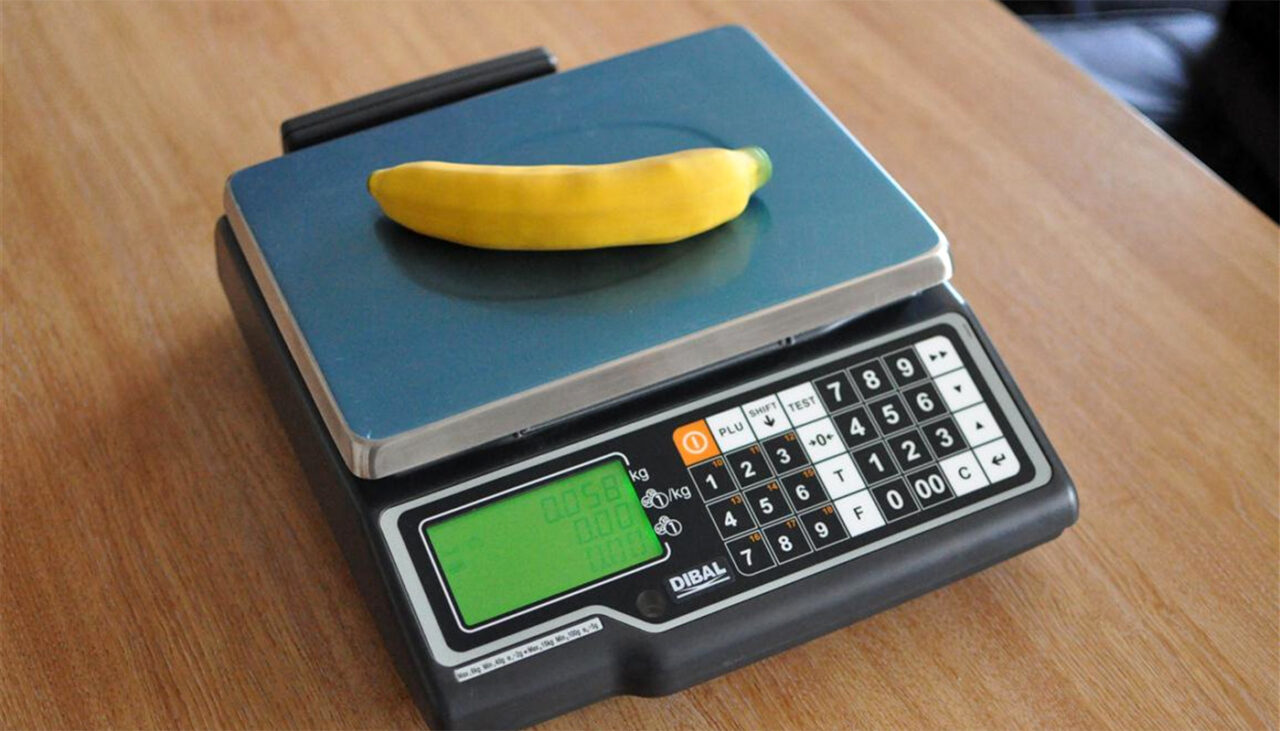 Cum a fost PĂCĂLIT la cântar Costin din Ploiești, după ce a cumpărat 5 banane (800g) din piață. Ce cantitate primise, de fapt
