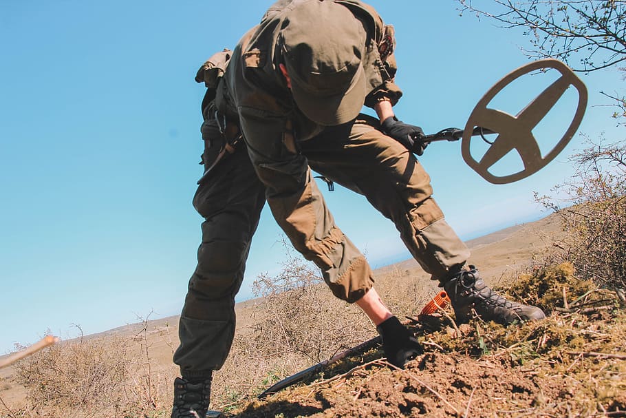 A găsit o PEPITĂ de aur de 2,6 kg cu un simplu detector de metale. Cât valorează
