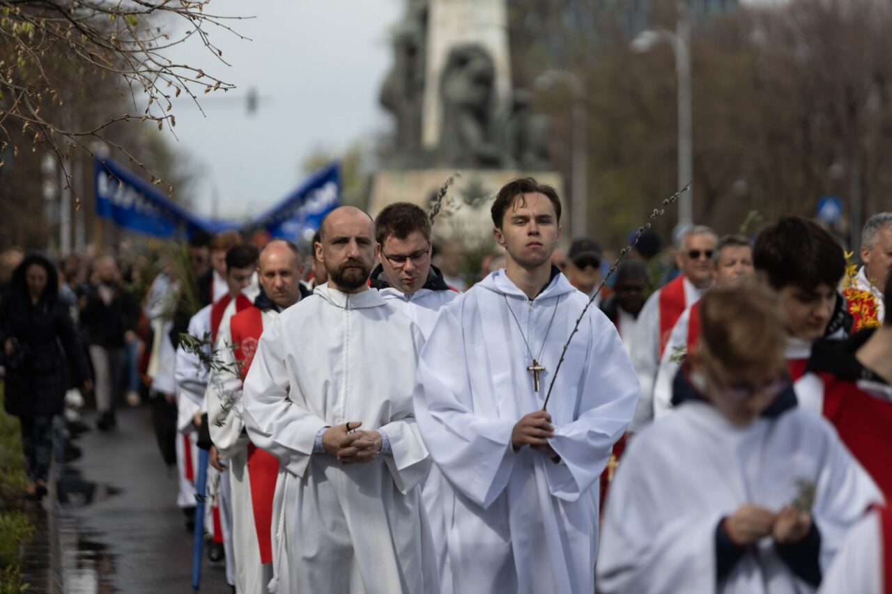 Procesiune de FLORII, duminică, în București / Programul stabilit de Arhiepiscopia Romano-Catolică / Brigada Rutieră anunță restricții în trafic