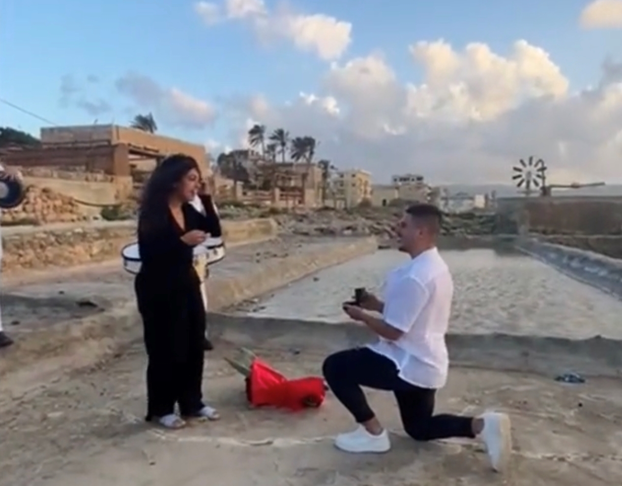 Un bărbat și-a cerut iubita în căsătorie înscenând RĂPIREA ei. VIDEO viral pe TikTok