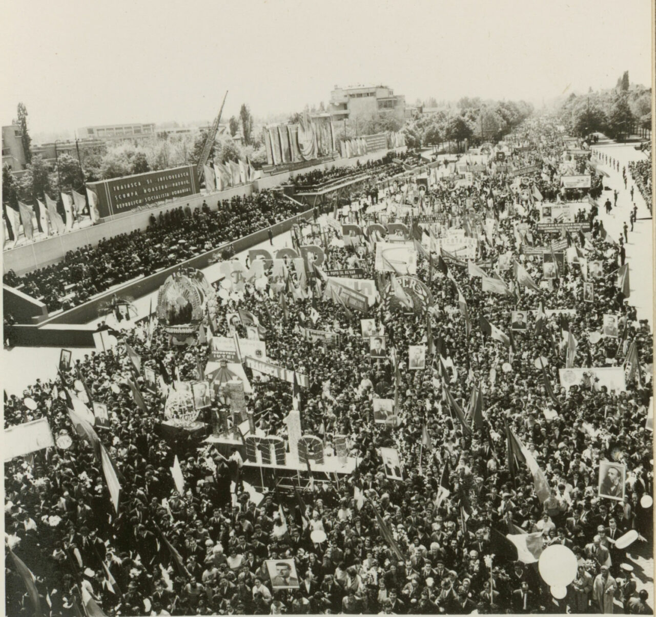 Cum petreceau românii 1 Mai în comunism. Demonstrații pentru popor, recepții la Snagov pentru apropiații cuplului Ceaușescu – GALERIE FOTO