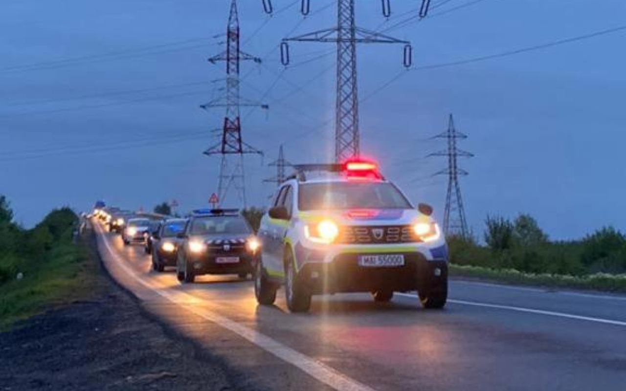 VIDEO PERCHEZIȚII în Bălteni, „raiul cimitirelor auto”. Descind polițiști din patru județe, mascați, jandarmi și comisari ai Gărzii de Mediu