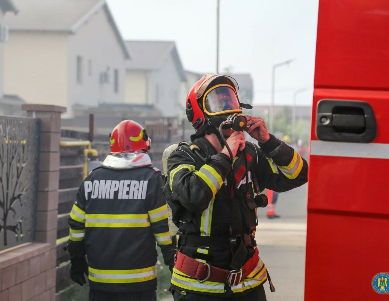 Panică într-un bloc din Dâmbovița. Locatarii, EVACUAȚI! Un incendiu a izbucnit la un panou electric