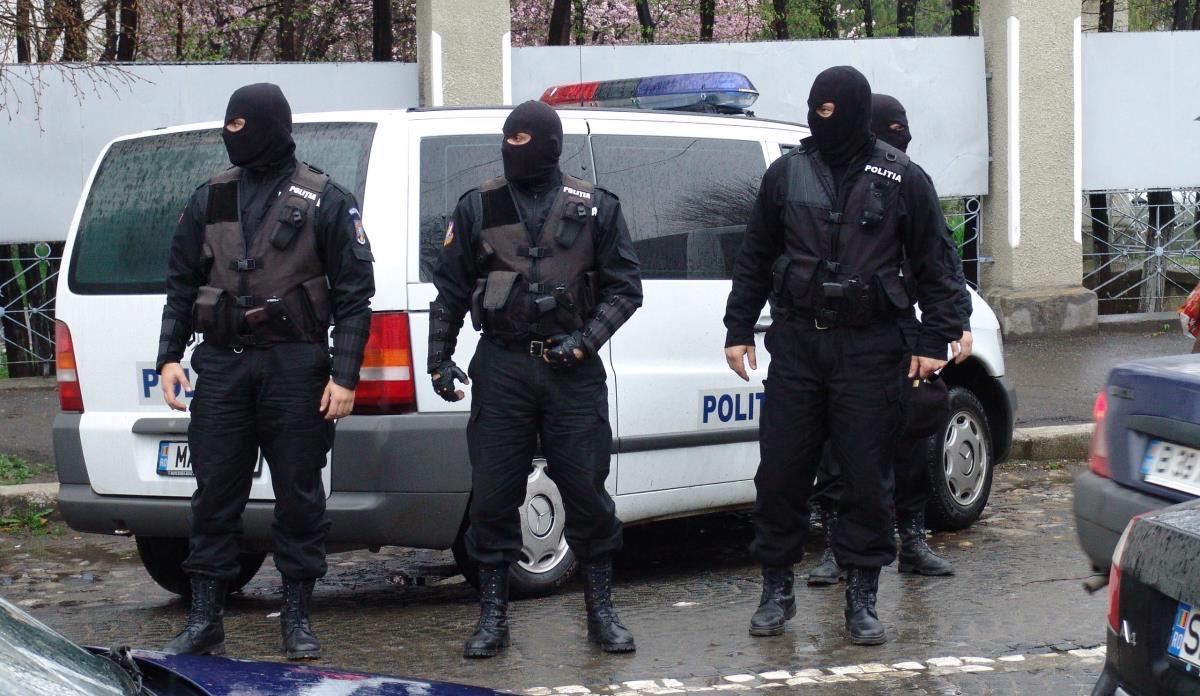 Rețeaua „Narcos de Mănăștur”, destructurată de DIICOT. Opt traficanți de DROGURI din Cluj, luați pe sus de „mascați”