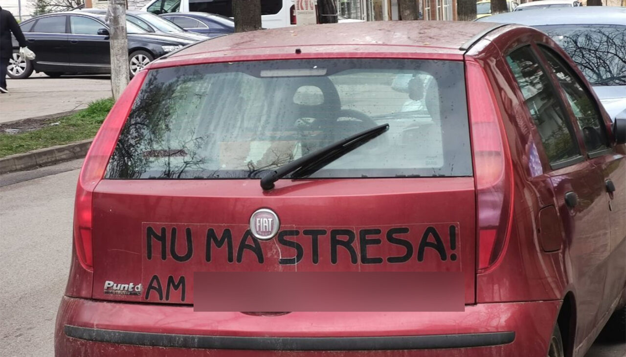 Imagine virală | Ce mesaj și-a lipit acest ȘOFER din Botoșani, pe mașină: „Nu mă stresa! Am…”
