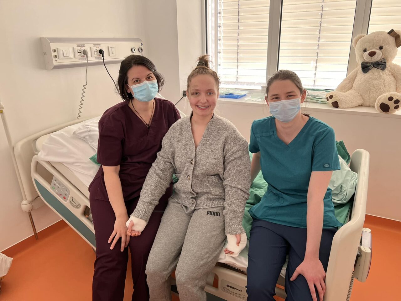 Cum se simte ALEXIA, fata căreia i-au fost reimplantate mâinile după un accident rutier. Mărturiile emoționante ale tinerei