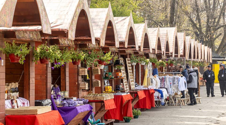 Cu câți lei se vinde turta dulce la Târgul de PAȘTE al Capitalei 2023. Bucureștenii au crezut că nu văd bine