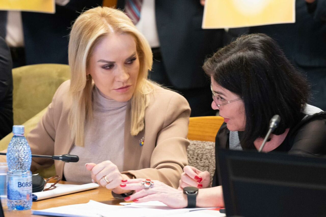 Gabriela Firea: 8 din 10 copii români se confruntă cu lipsuri. Prin Legea PREVENIRII separării copilului de familie, acești copii vor fi ajutați!