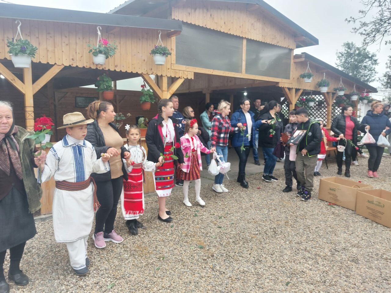Hora de pomană de la Călărași, un obicei care se mai păstrează doar în câteva localități din Dolj (GALERIE FOTO)
