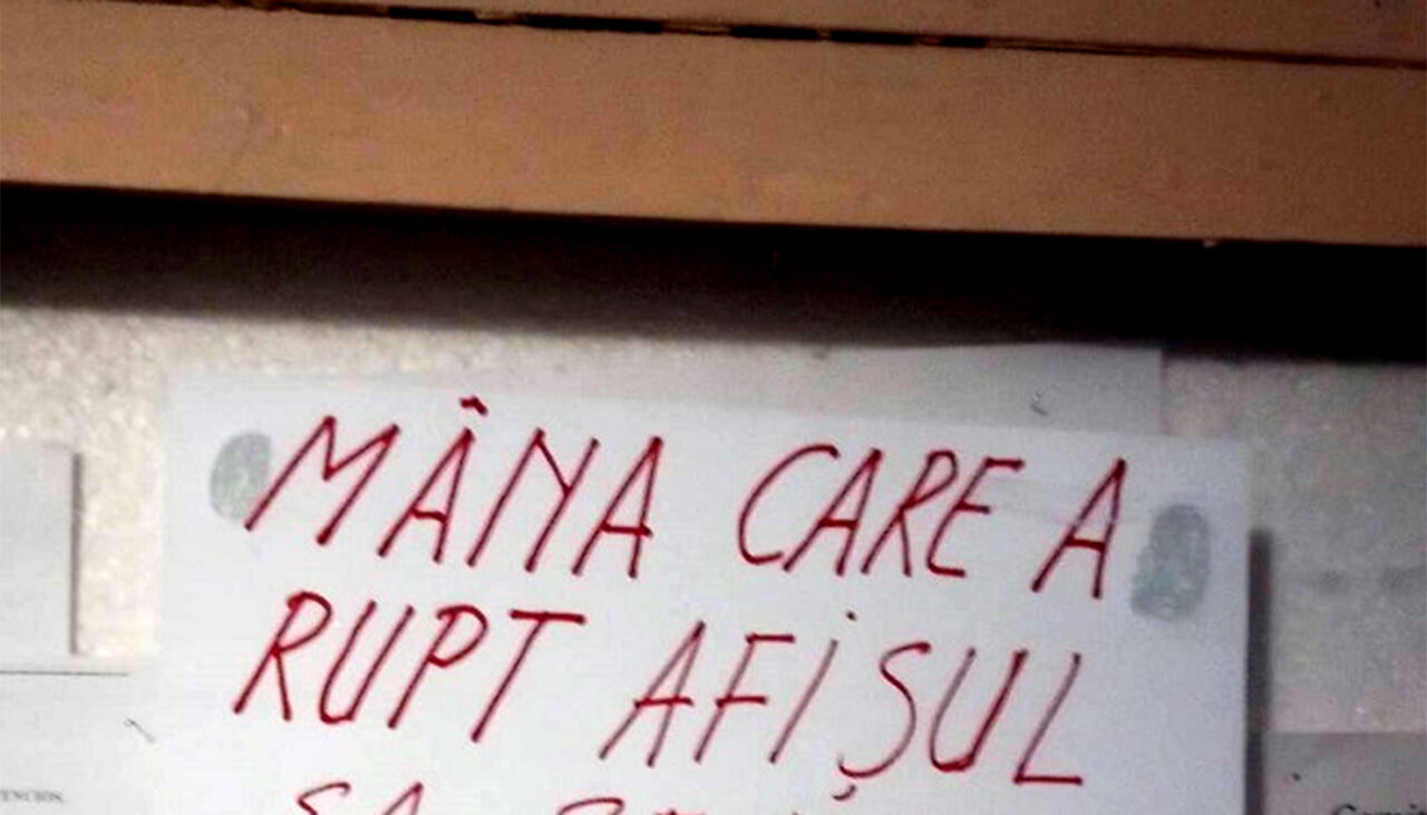 Mesajul BULVERSANT lipit la avizier de administratorul unui bloc din Ploiești: „Mâna care a rupt afișul să…”