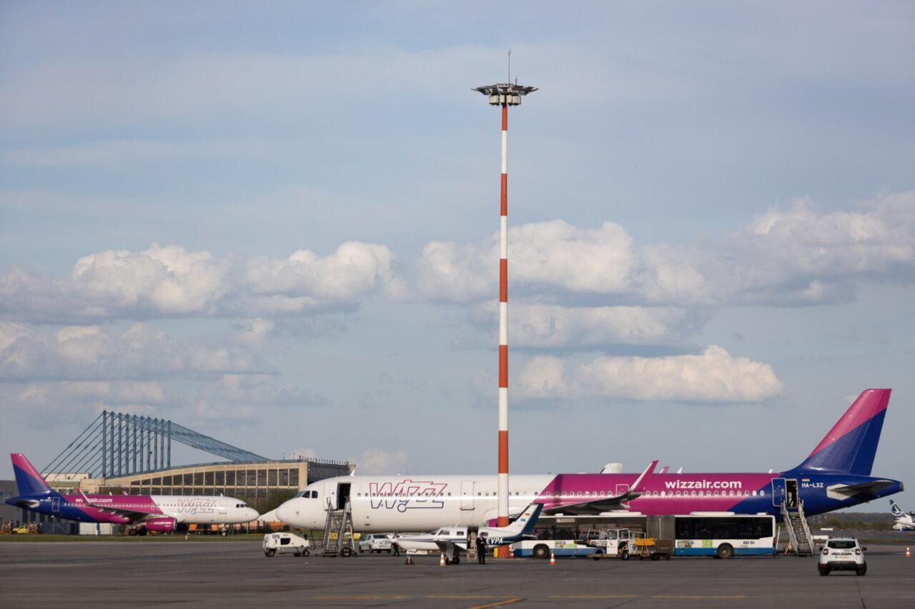 Scandal pe aeroportul Otopeni | Zeci de pasageri WIZZ AIR nu au mai putut urca la bord: ”Mi-am luat și oul să ciocnesc în avion, n-am apucat să urc”