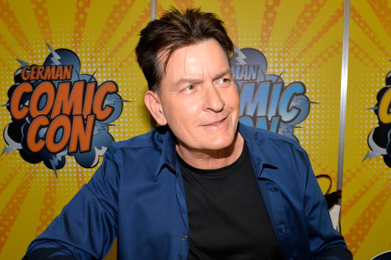 Charlie Sheen va lucra iar cu Chuck Lorre („Doi bărbați și jumătate”) la serialul HBO Max „How to Be a Bookier”