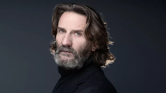 Frédéric Beigbeder (Le Figaro): „A critica un bărbat heterosexual alb de peste 50 de ani înseamnă a fi rasist de patru ori”