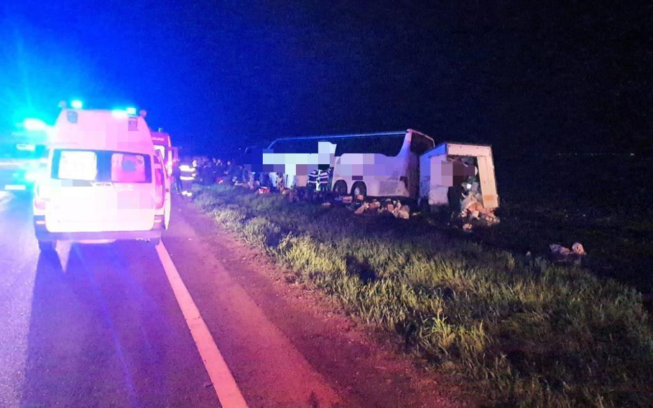 Un autocar cu 42 de pasageri, implicat într-un ACCIDENT pe „drumul morții” E85
