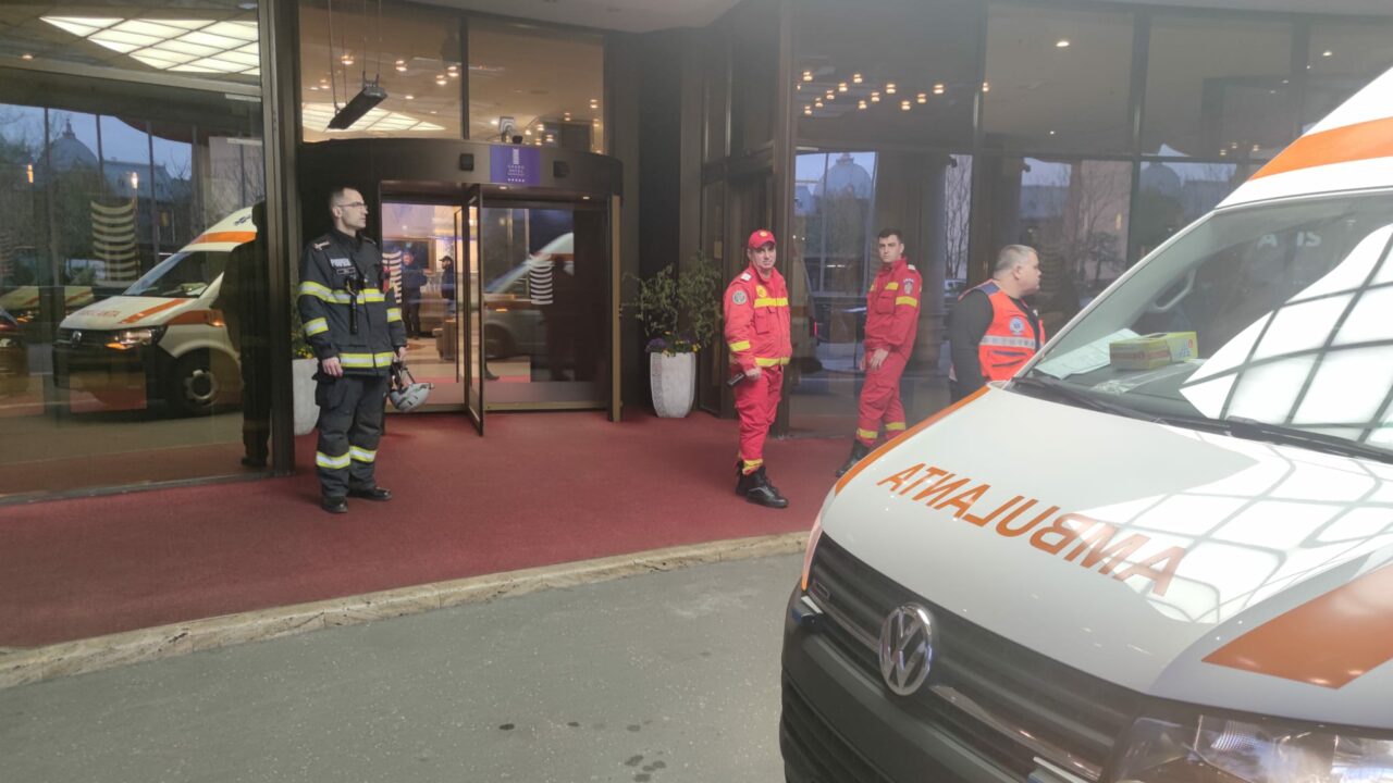 O persoană amenință că se SINUCIDE, într-o cameră a fostului Hotel Intercontinental (actual Grand Hotel Bucharest)