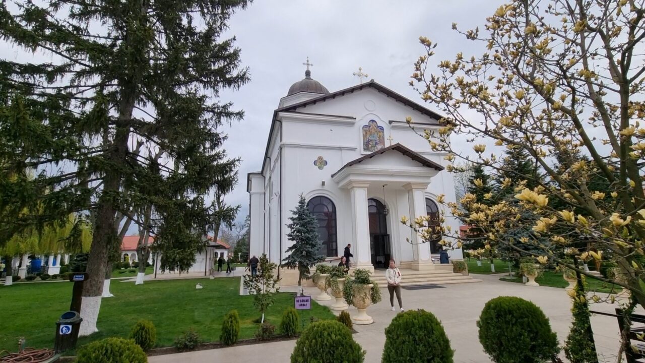 LEGENDA apei tămăduitoare de la Mănăstirea Ghighiu. În fiecare an, mii de pelerini vin aici cu credință în vindecarea trupului și a sufletului