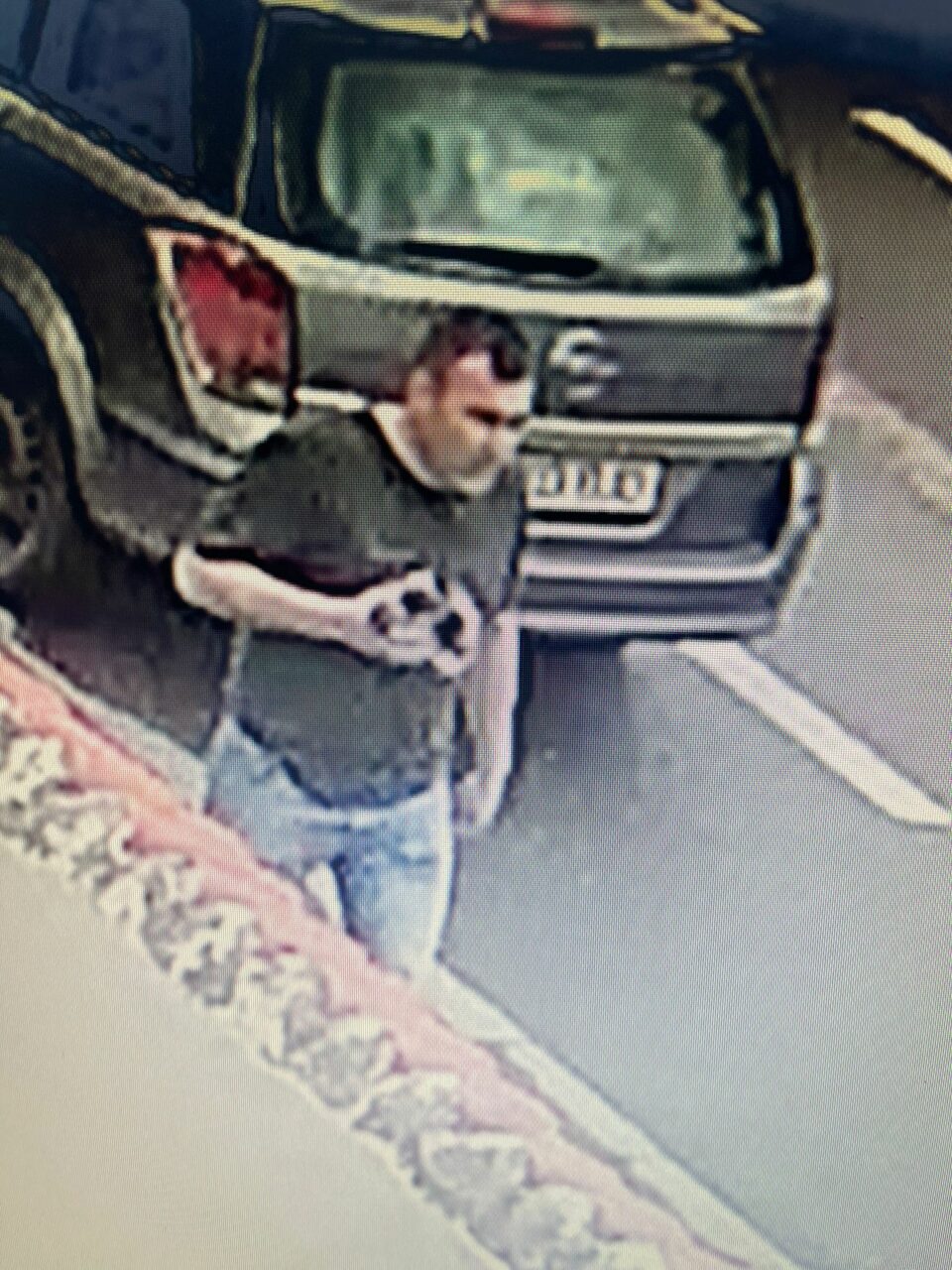 FOTO-VIDEO. Agresorul patronului de la NUBA a reușit să fugă din țară. „Cuțitarul” nu este cetățean român / Noi imagini cu agresorul
