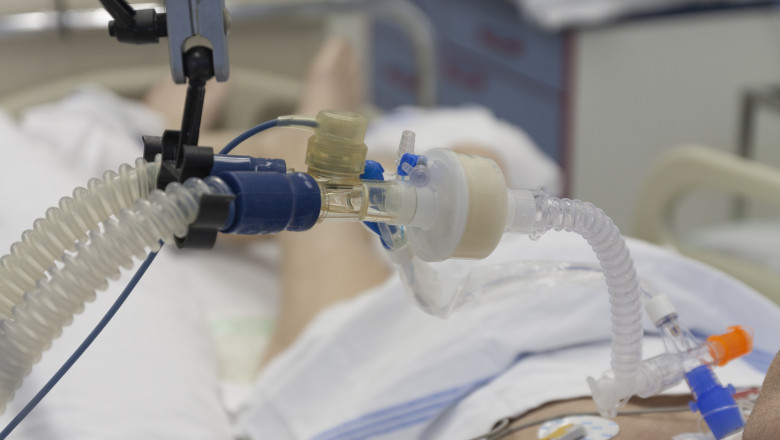 Povestea IREALĂ a femeii căreia medicii nu i-au dat șanse de supraviețuire. Soțul nu a deconectat-o de la aparatele care o țineau în viață (VIDEO)