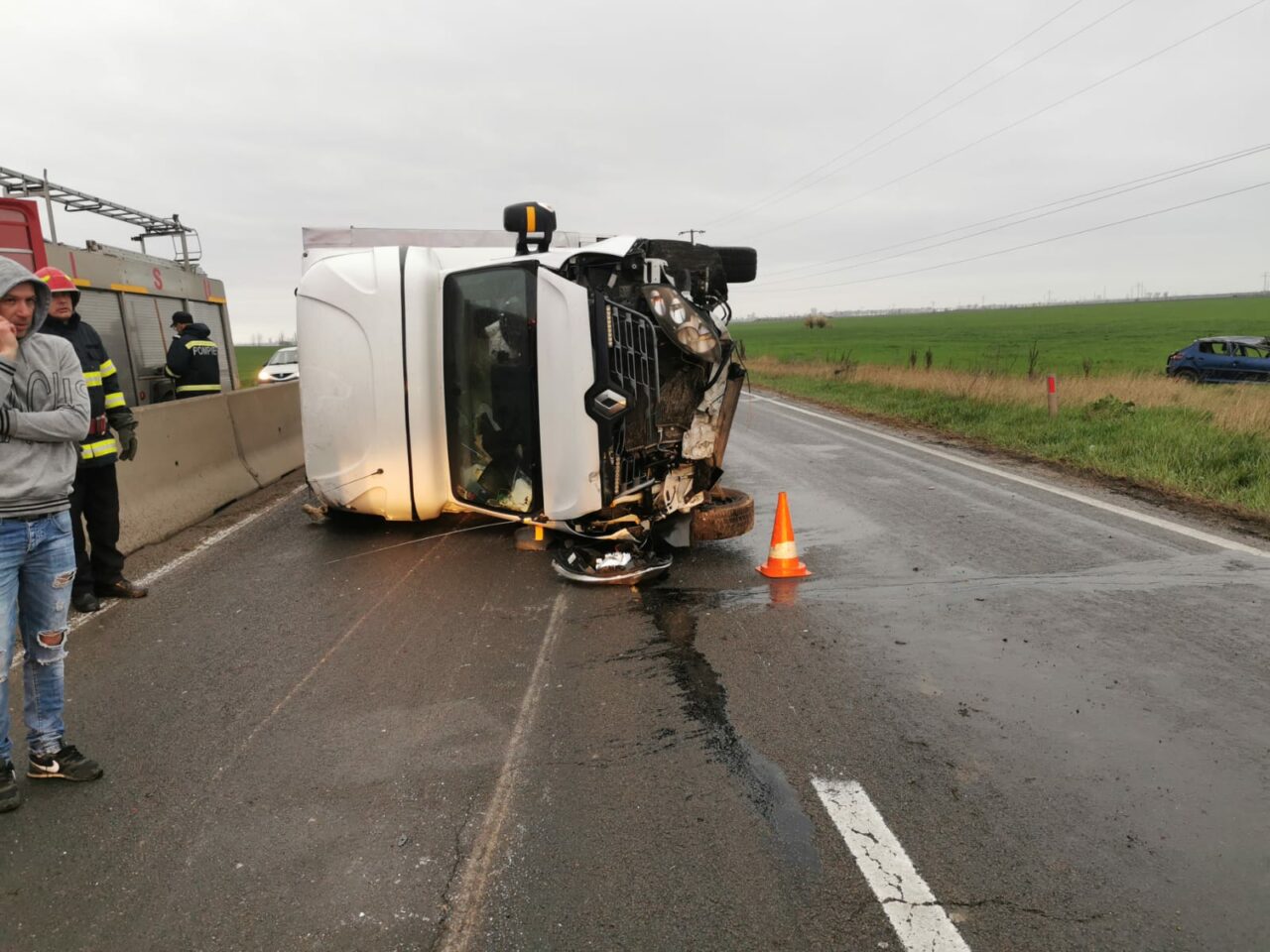 UPADTE: Accident rutier grav în Prahova. O camionetă s-a răsturnat pe DN1, după impactul cu un autoturism